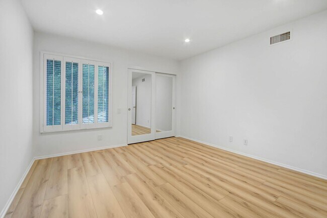 Building Photo - Rent this Beautiful 5 BEDROOM HOME NOW!