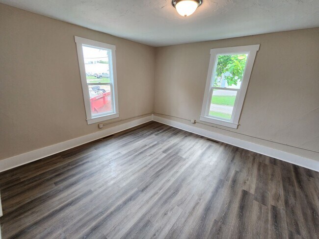 Building Photo - Spacious 3-Bedroom, 1-Bathroom Home AVAILABLE NOW!!