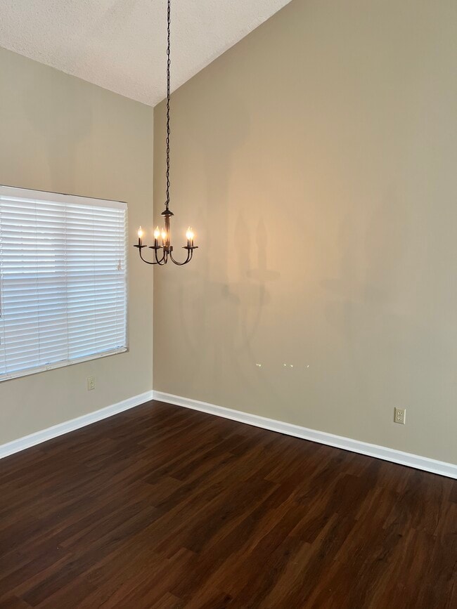 Building Photo - 2400 Glenmore Ct SW