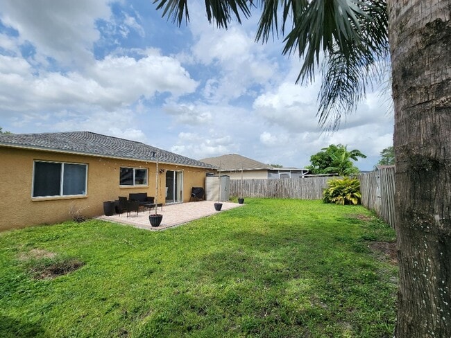 Building Photo - Gorgeous 3-Bedroom, 2-Bathroom in Brandon