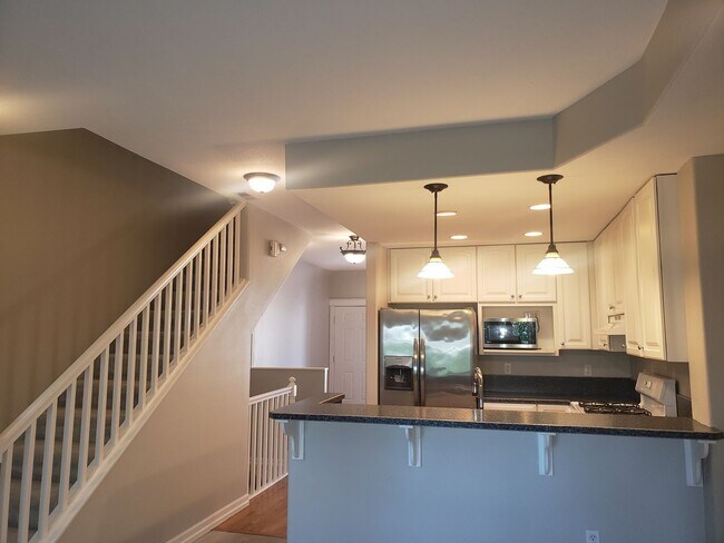 Building Photo - Large 3-bed Townhouse in Terwilliger South