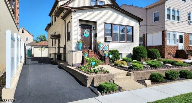 Building Photo - 11 Banta Ave