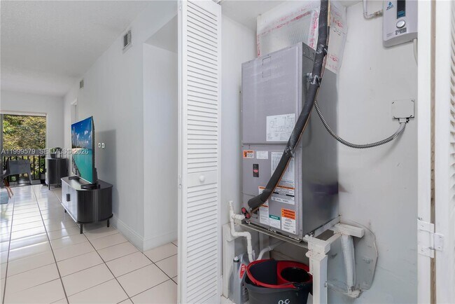 Building Photo - 8885 Fontainebleau Blvd