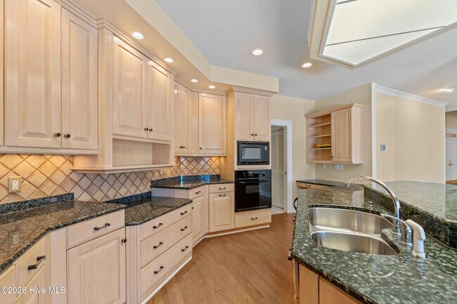 Building Photo - 50 Oak Meadow Rd