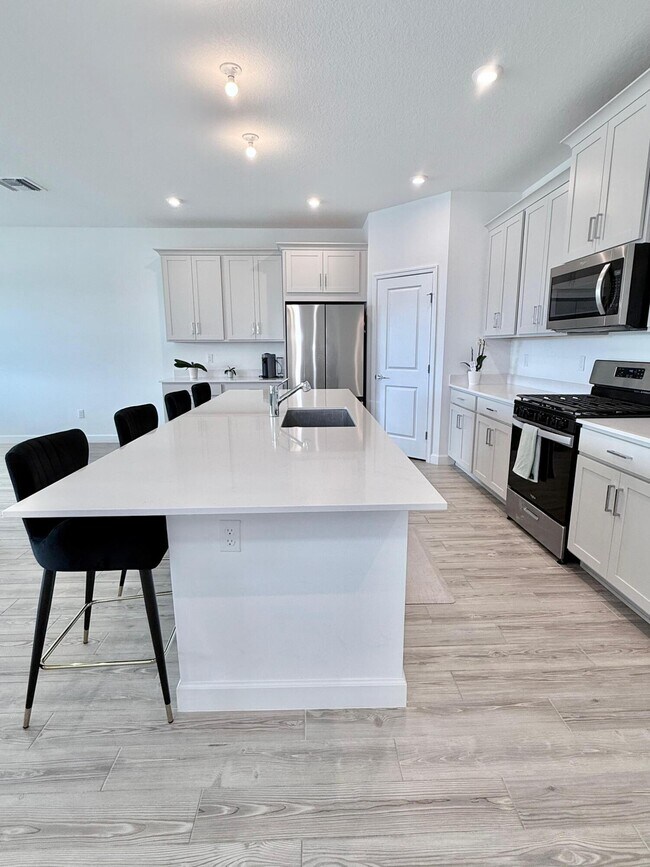 Building Photo - 10525 SW Orana Dr
