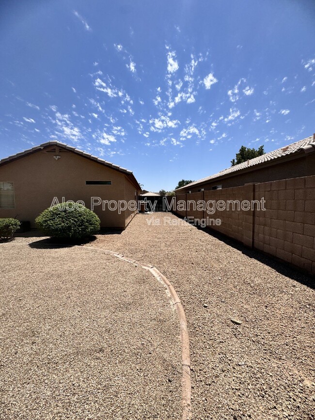 Building Photo - 9138 W Ross Ave