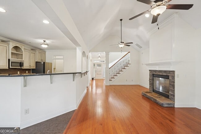 Building Photo - 160 Greenview Dr