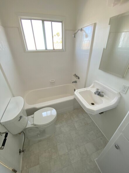 Bathroom - 2914 Cimarron St