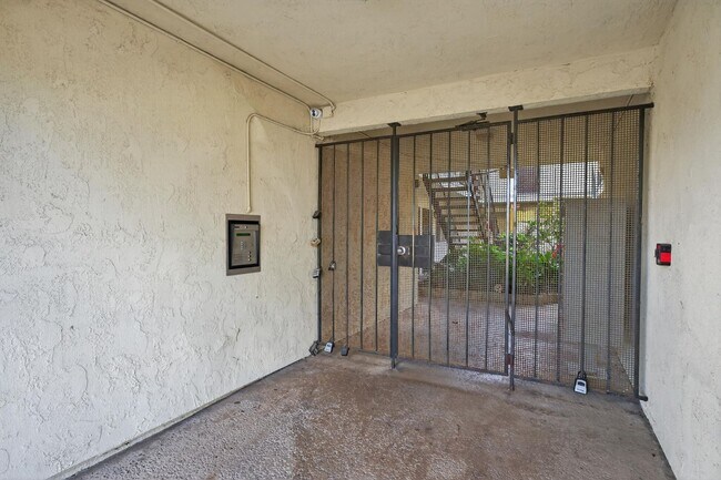 Building Photo - Gorgeous 2 Bedroom inside Gated Community! Close to Beach