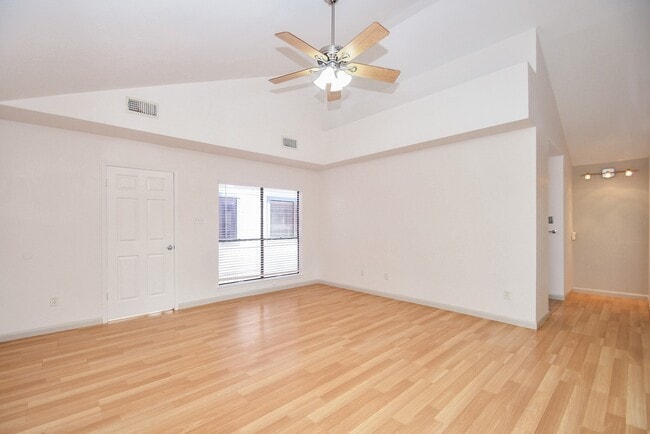 Building Photo - 15803 Lakedale Dr