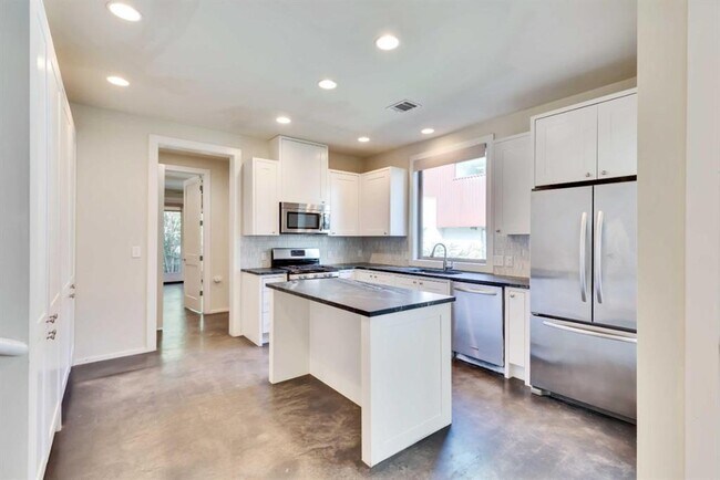 Primary Photo - 417 W Johanna St