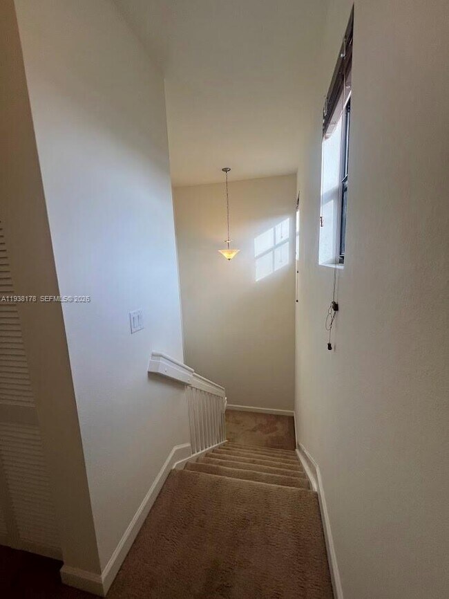 Building Photo - 191 SE 35 Ave