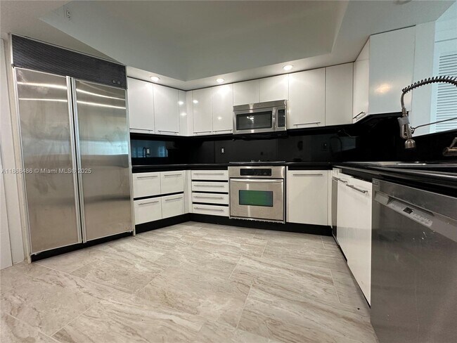 Building Photo - 2127 Brickell Ave