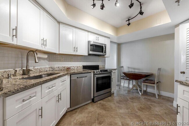 Building Photo - 6463 La Costa Dr