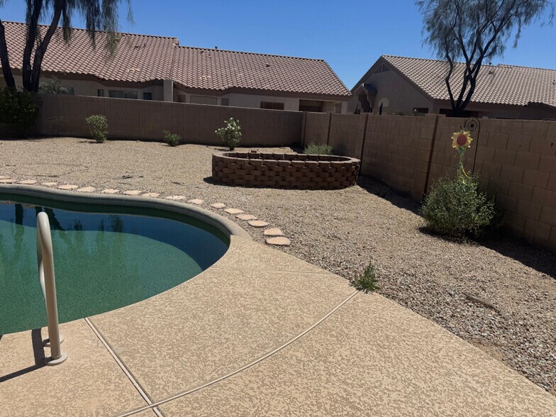 Building Photo - 1537 E Alba Dr