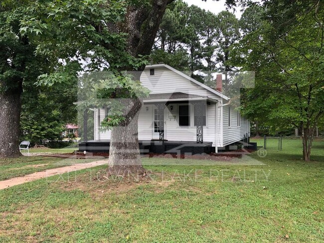 Building Photo - Spacious Home in the Heart of South Hill, VA