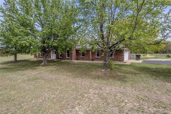 Building Photo - 3 Bedroom 2 Bathroom Home & 21 Acre Lot for rent.