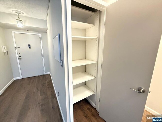 Building Photo - 160 Overlook Ave