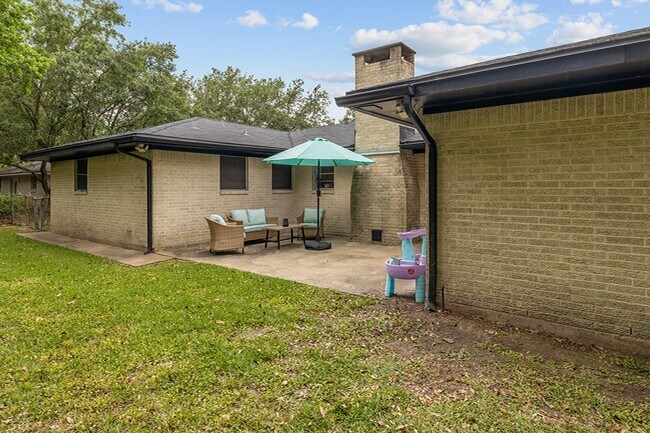 Building Photo - 1415 Palm Dr