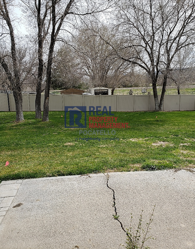 Building Photo - 925 Roper St