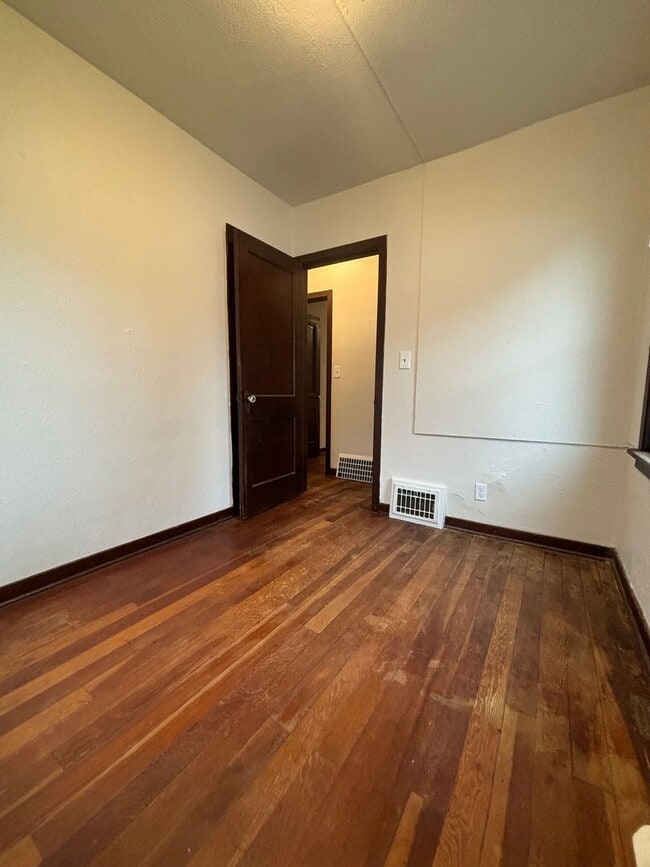 Building Photo - Charming 2 Bedroom 1 Bath Single Family Ho...