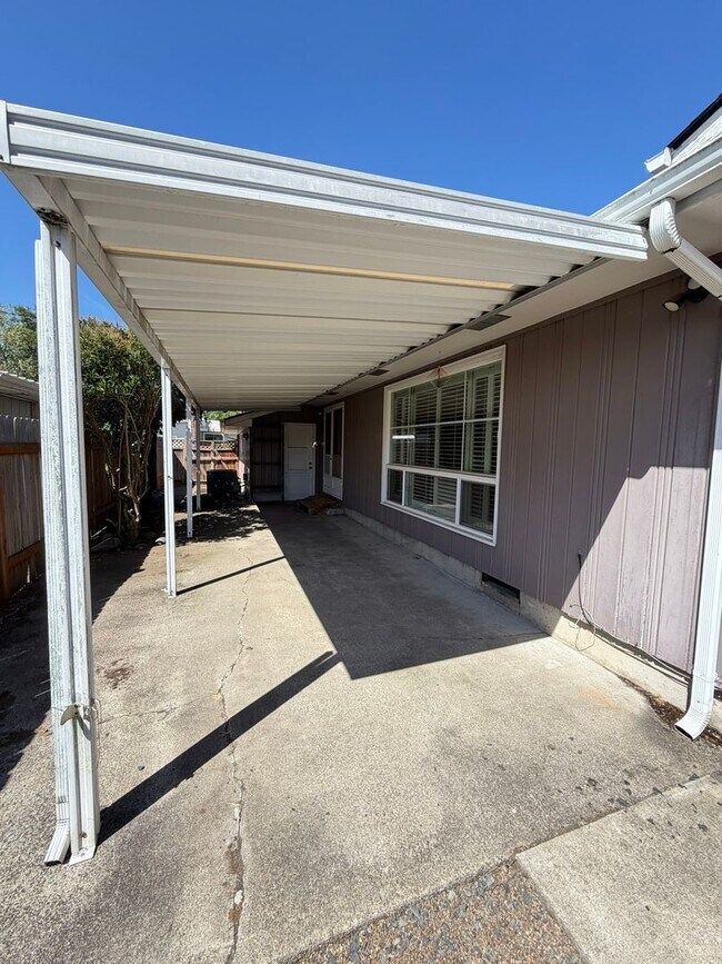 Building Photo - 3 Bedroom on Large corner lot!