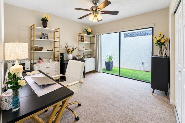 Building Photo - 1401 W Golfview Dr