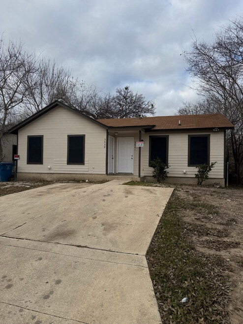 Building Photo - 3439 Gateway Dr