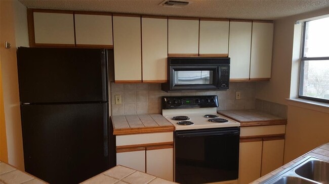 Building Photo - 2500 Burleson Rd