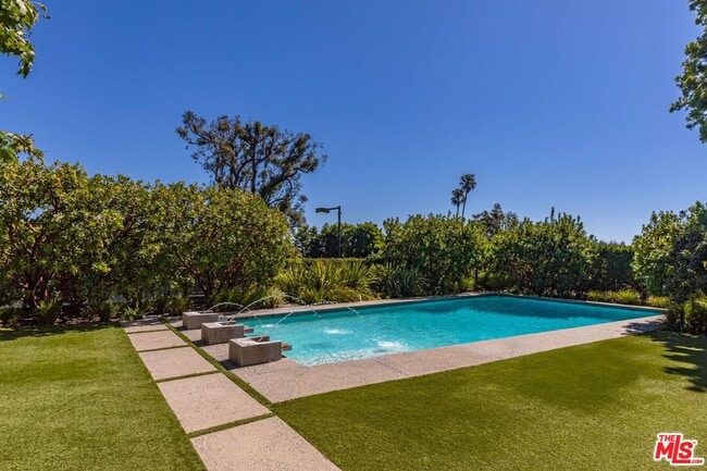 Building Photo - 400 Toyopa Dr