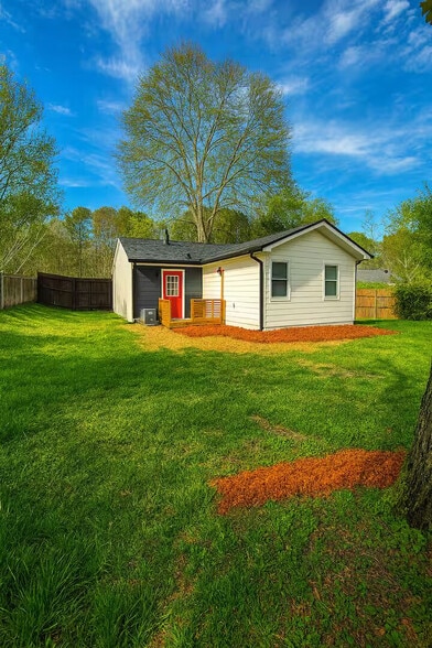 Building Photo - Room in Single Family Home on Denham St
