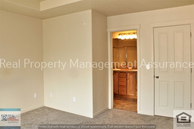 Building Photo - Urban 3 BR / 3.5 BA + Bonus Loft, Townhous...