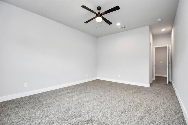 Building Photo - 3814 Lakewood Dr