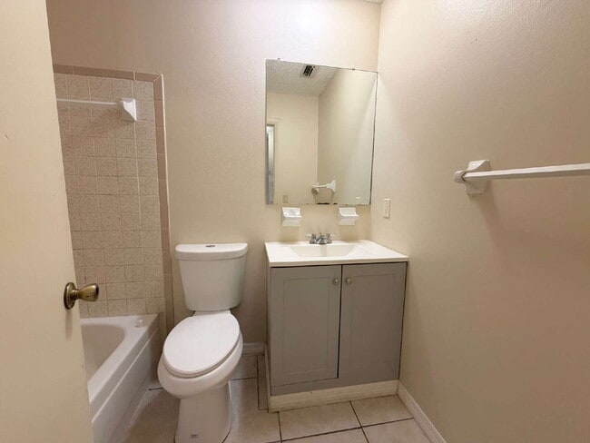 Building Photo - "Charming 2-Bedroom, 2-Bath Duplex Retreat in Spring Hill!"
