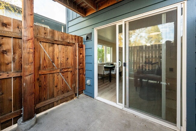 Building Photo - Affordable, Attractive 2-bed in a small Complex