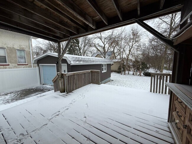 Building Photo - 916 1st St SE