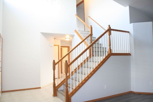 Building Photo - 3 bdrm, 2.5 Bath, 2 car Garage, Gas heat, ...