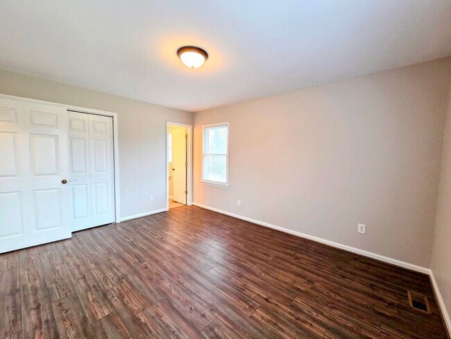 Building Photo - 3 Bedroom Brick Home Easley, SC