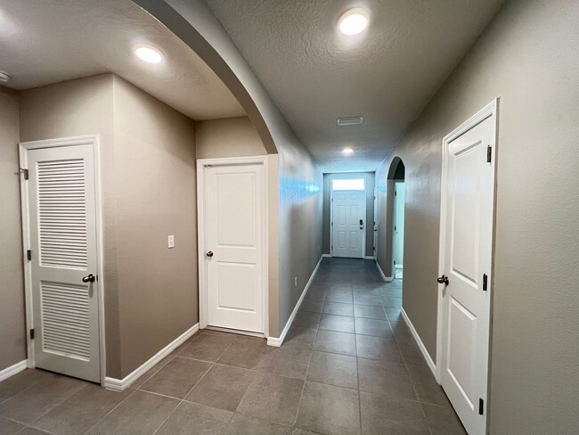 Building Photo - Spacious 4-Bedroom Smart Home in Belleview | No HOA Application Required - PROMO!! NO LEASE ADMIN...