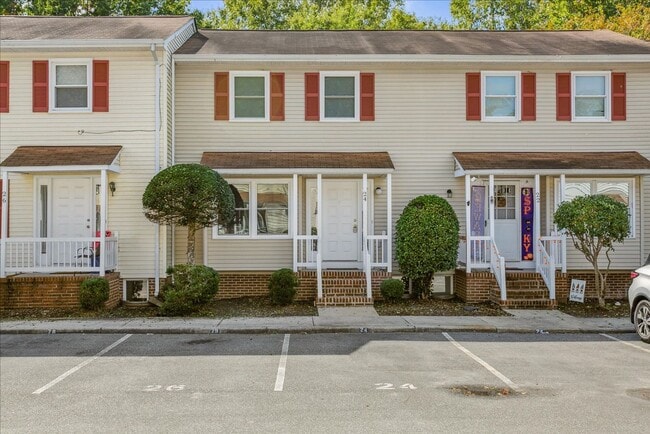 Building Photo - Bright 2 Bedroom Townhome in Williamsburg VA with Finished Lower Level & Private Balcony