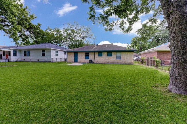 Building Photo - 5907 Nelwyn St