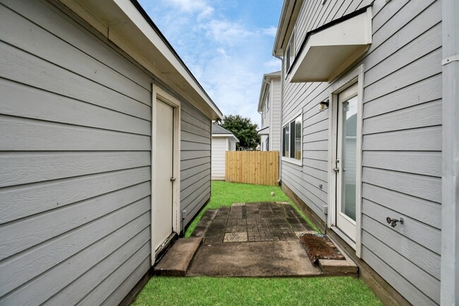 Building Photo - 6329 Settlers Square Ln