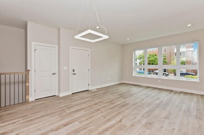 Building Photo - 2725 N Ashland Ave