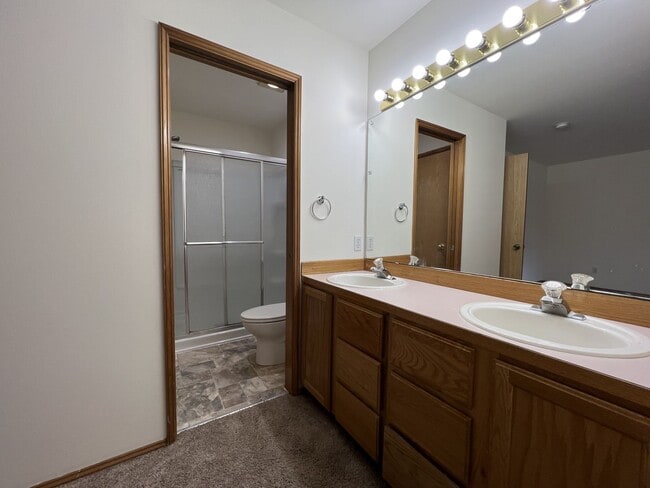 Building Photo - Single Story 2 Bdrm Duplex - Near Lake Goo...