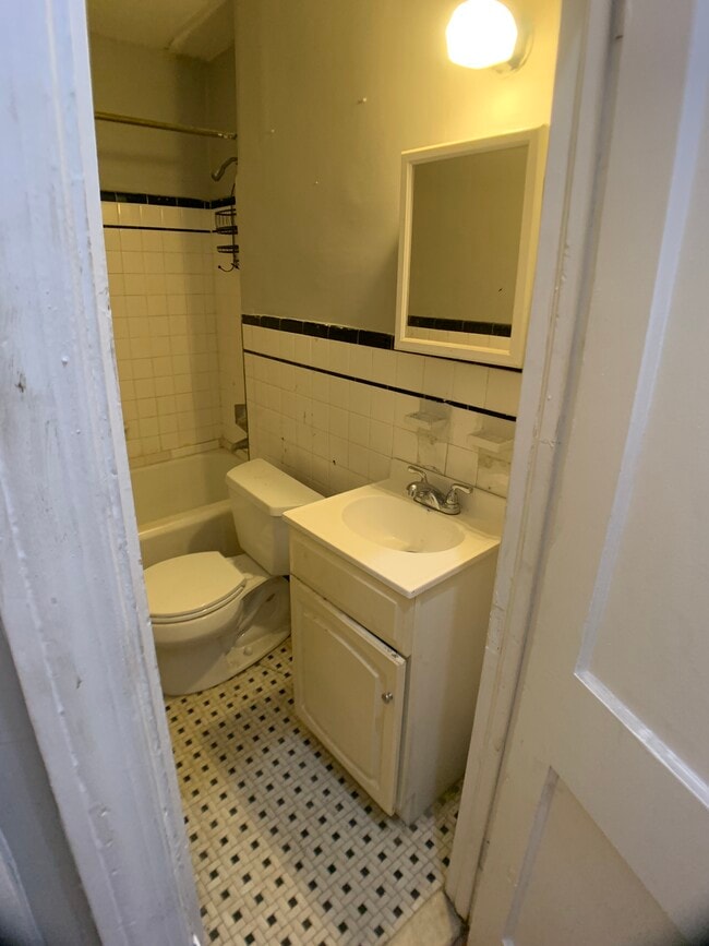 Building Photo - 405 S 40th St