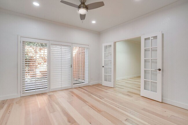 Building Photo - Easy Townhouse Living