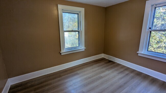 Building Photo - A charming 3-bedroom, 1.5-bathroom home located in the vibrant city of Akron