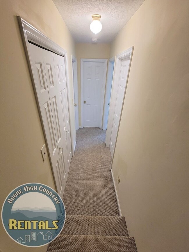 Building Photo - 323 Mountain Aire Ln