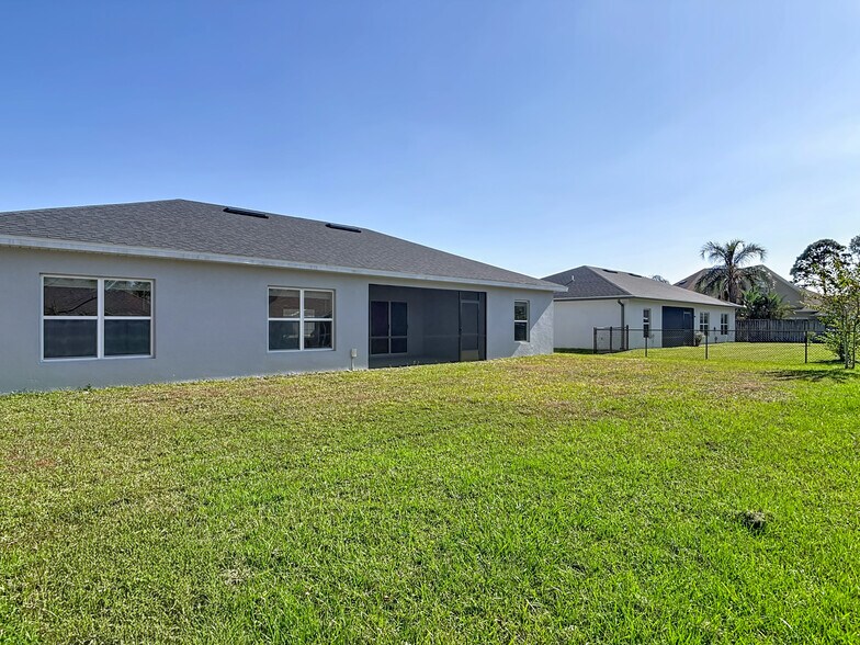 Building Photo - 60 Ballenger Ln