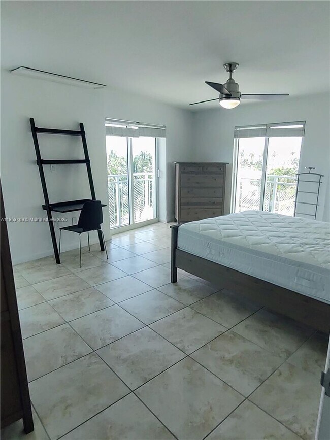 Building Photo - 7600 Collins Ave